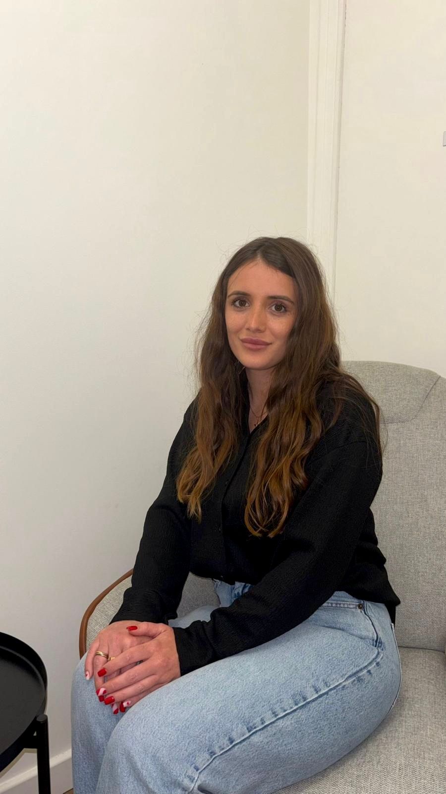 Klara Dordevic, sophrologue, assise dans son cabinet